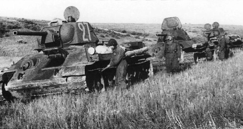 Т-34-готовятся-к-бою.jpg
