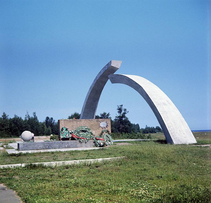 1551379155_rian_archive_500244_broken_ring_monument_on_road_of_life-1.jpg