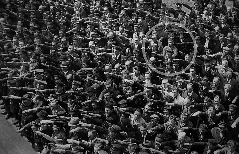 800px-August-Landmesser-Almanya-1936.jpg