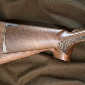 Browning SX3: наглядная разница между фабричным (сверху) и новым прикладами.