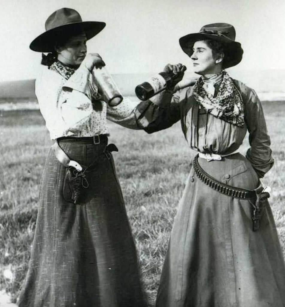 885040Cowgirls-952x1024.jpg