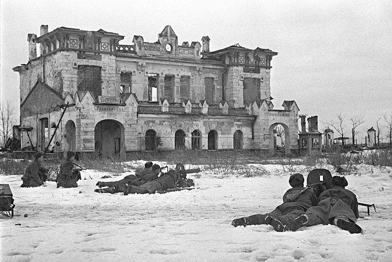 1551378522_800px-rian_archive_764_a_battle_in_the_outskirts.jpg