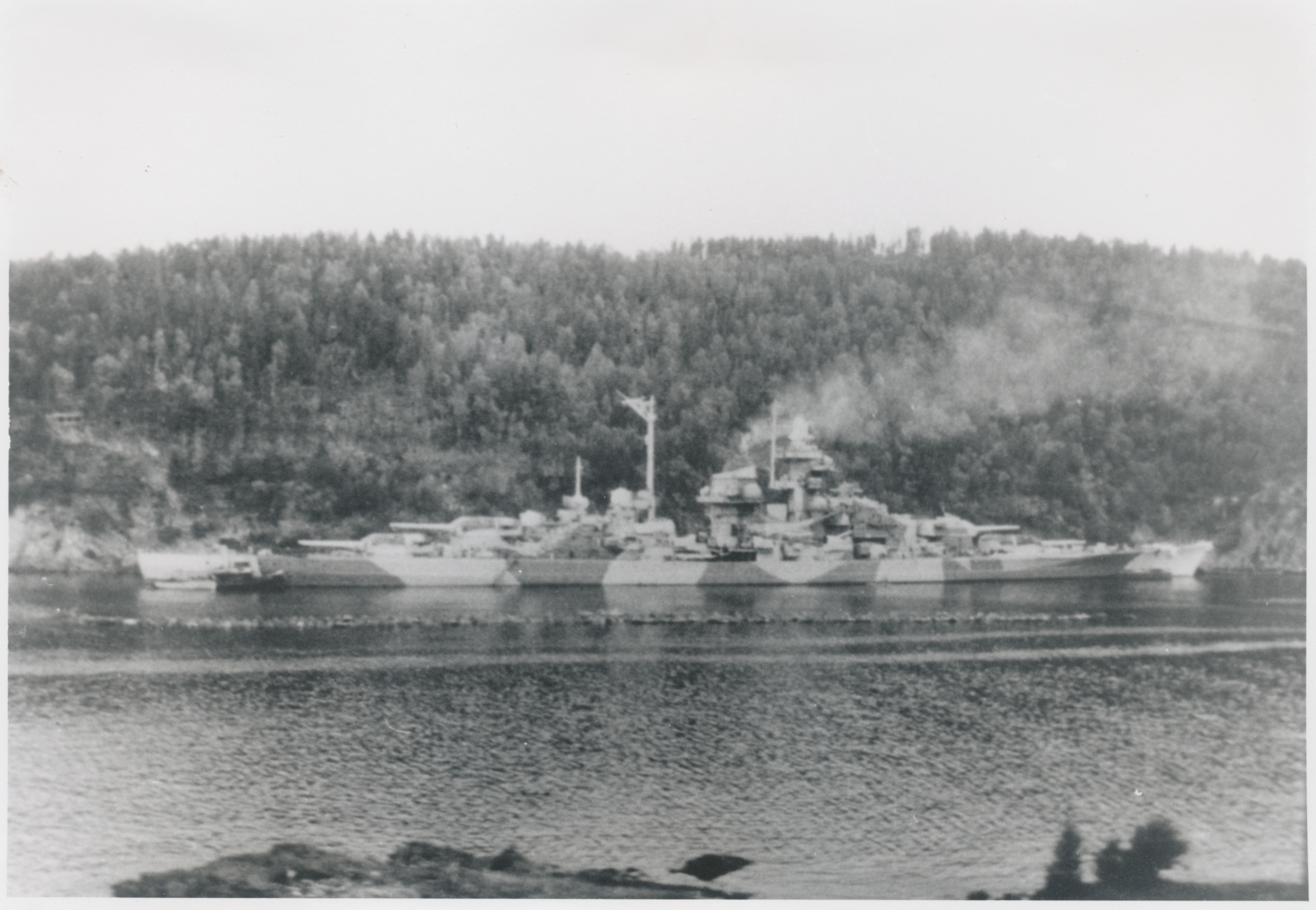 _Tirpitz__i_F%C3%A6ttenfjorden_%2814535516382%29%5B1%5D.jpg