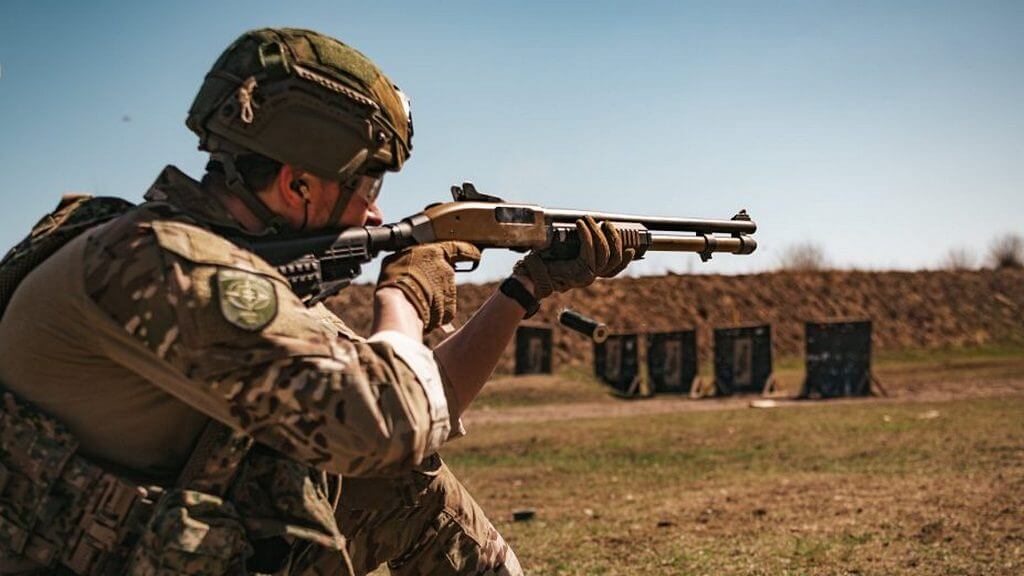 Die-Mossberb-M-590-dient-bereits-als-Einsatzflinte-beim-Koeniglich-Niederlaendischen-Heer-und-bei-der-Koeniglich-Niederlaendischen-Marine_Foto_Landmacht_Corporal-Michael-1068x713-1.jpg